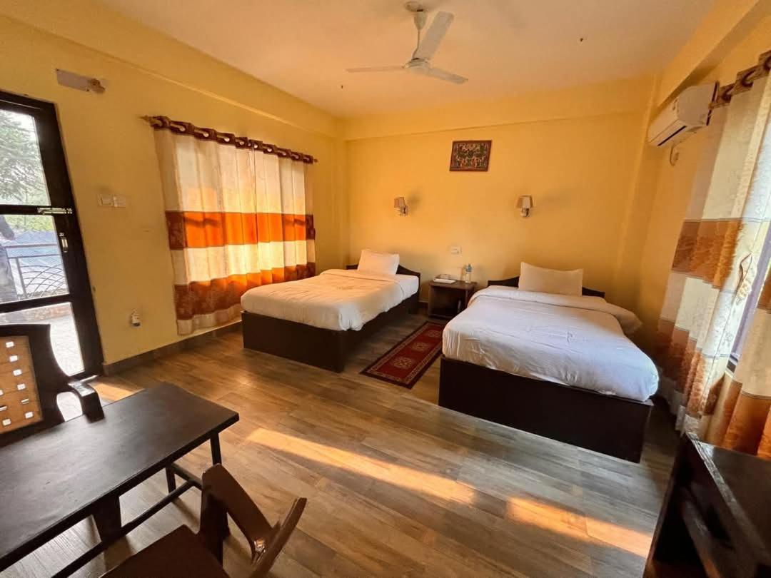 Silent Park Hotel Sauraha Bagian luar foto